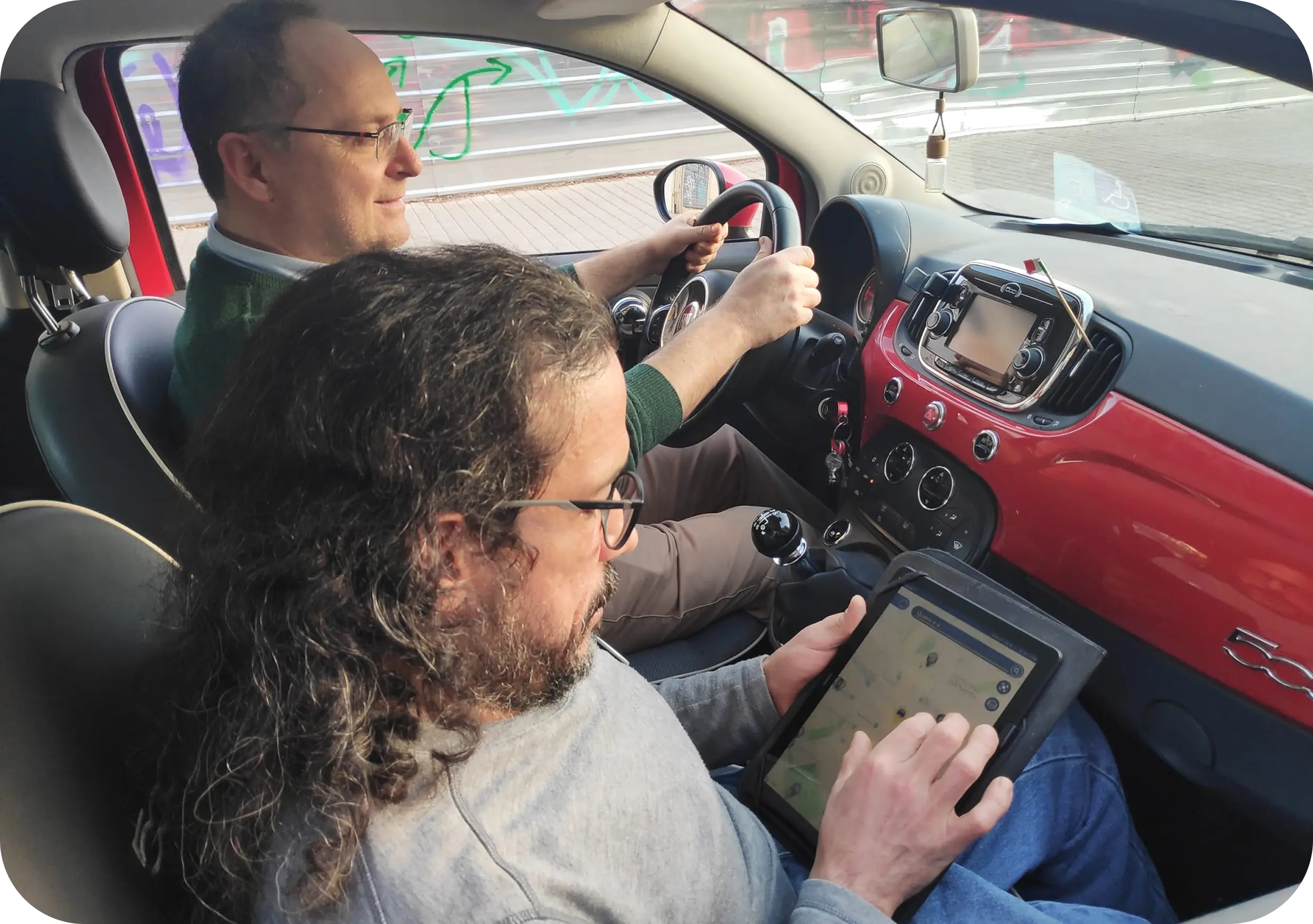 Presidente Carlo mostrando la funcionalidad de la App Spot4Dis a un acompañante dentro de un vehiculo en movimiento