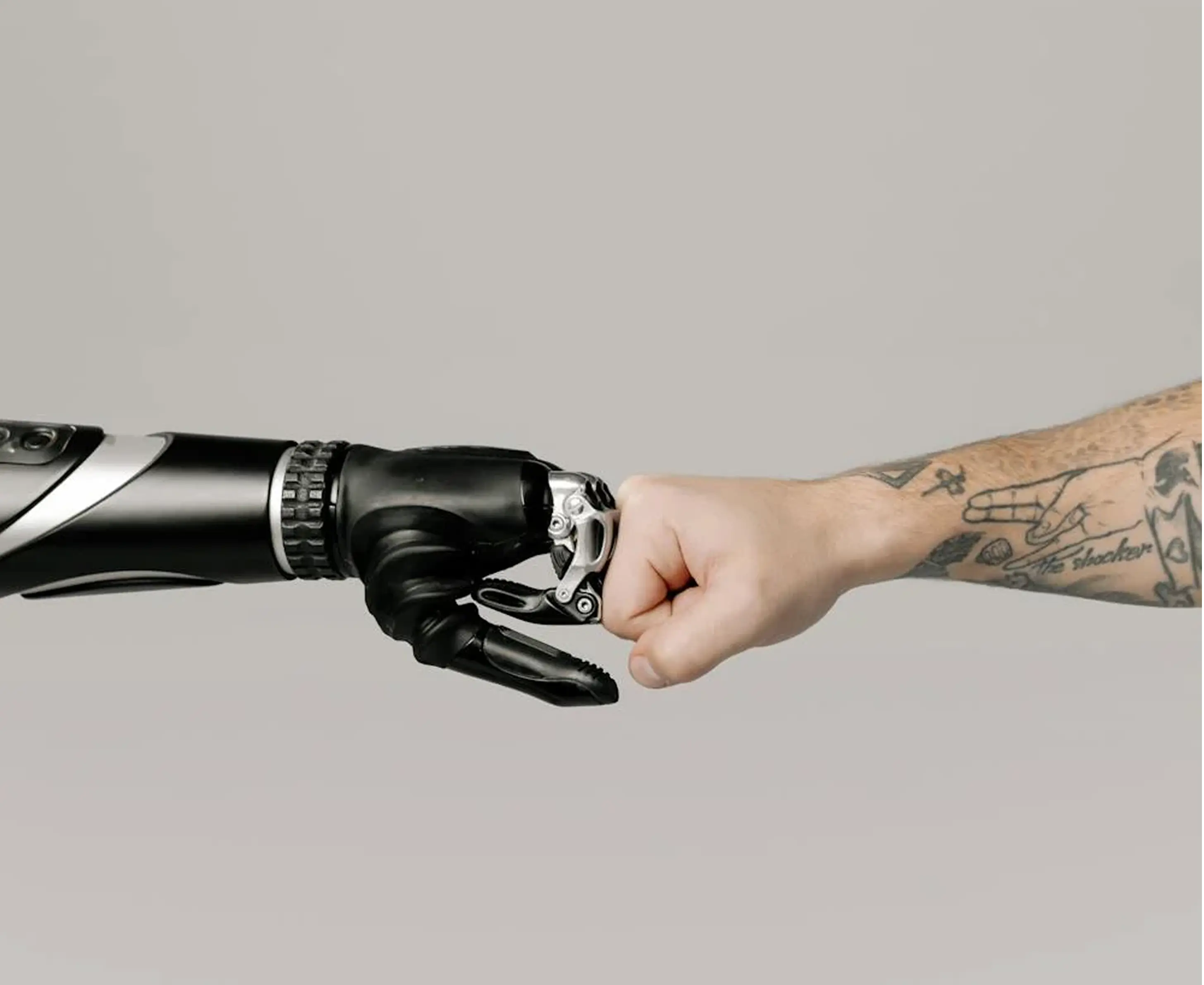 Una mano de un robot contra una mano de un humano