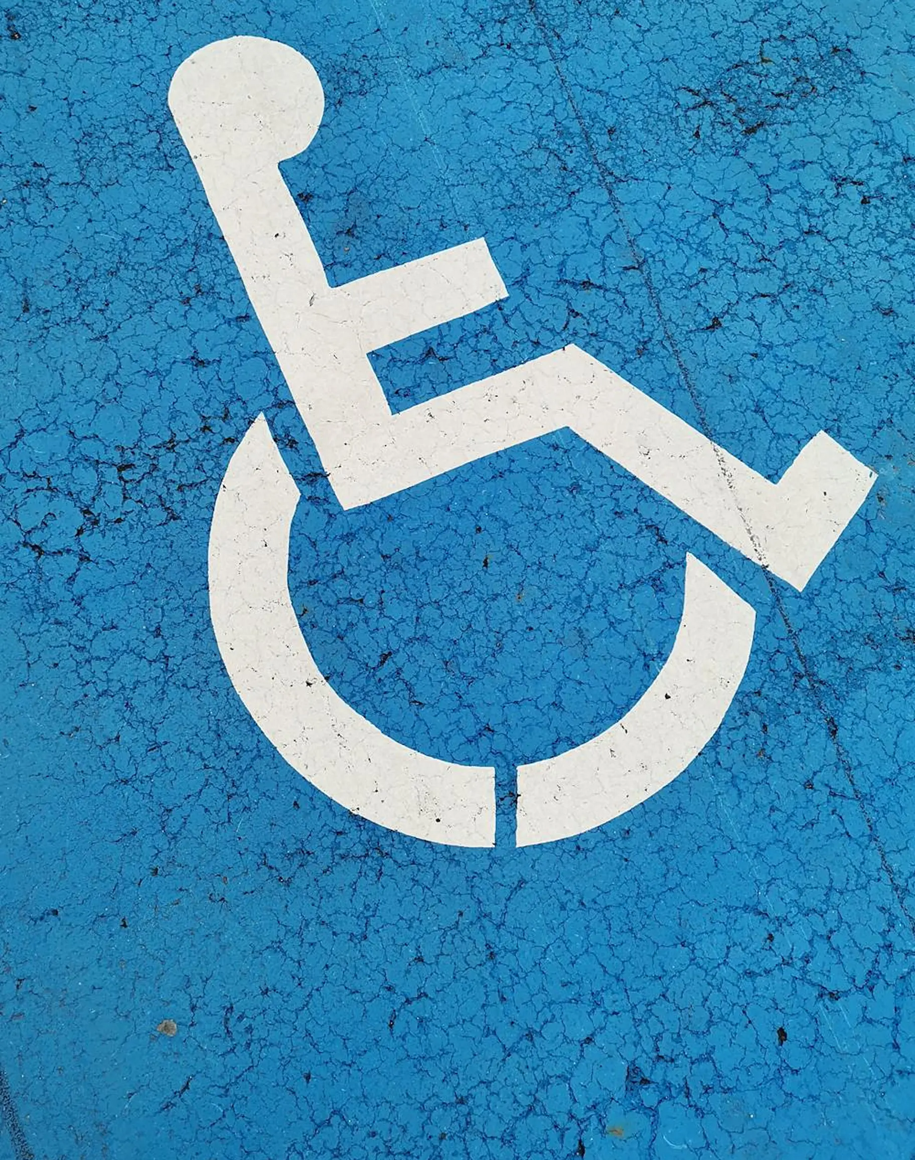 Segnale orizzontale di un parcheggio per persona PMR