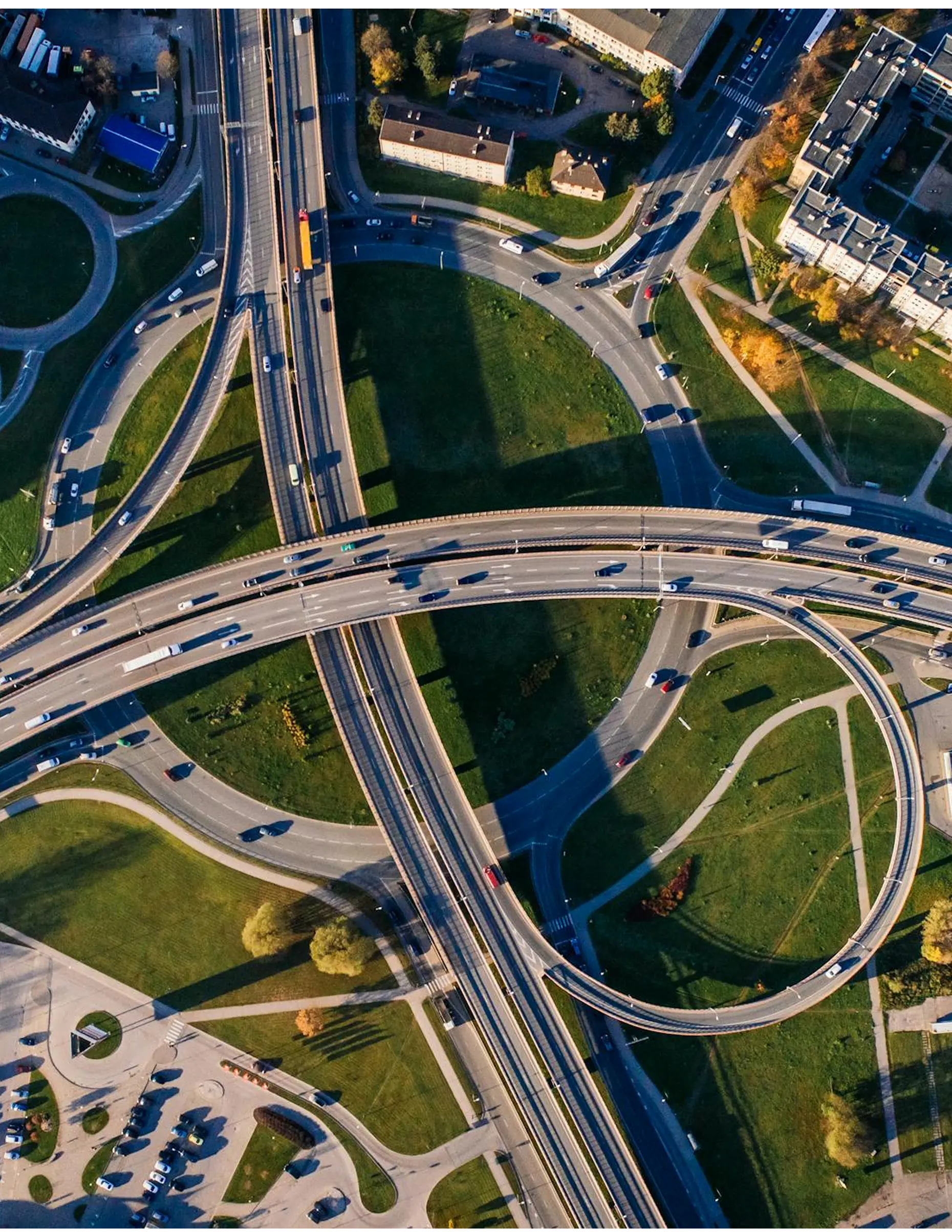 Immagine satellitare di una grande rotonda con strade