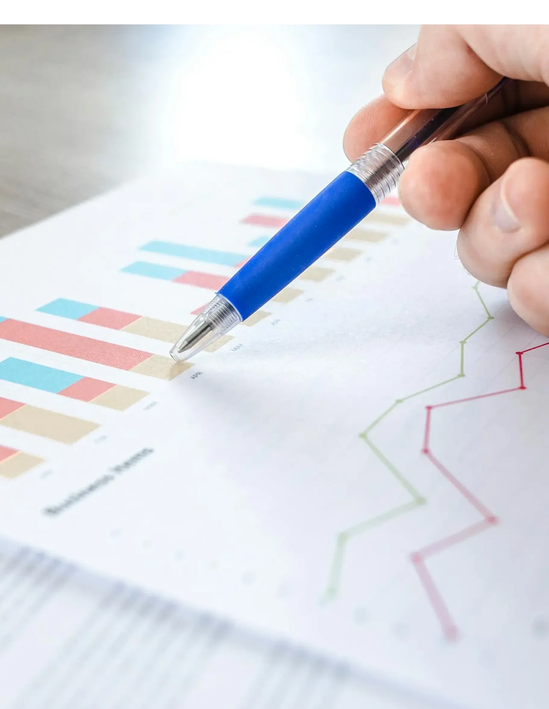 Una persona che analizza delle statistiche