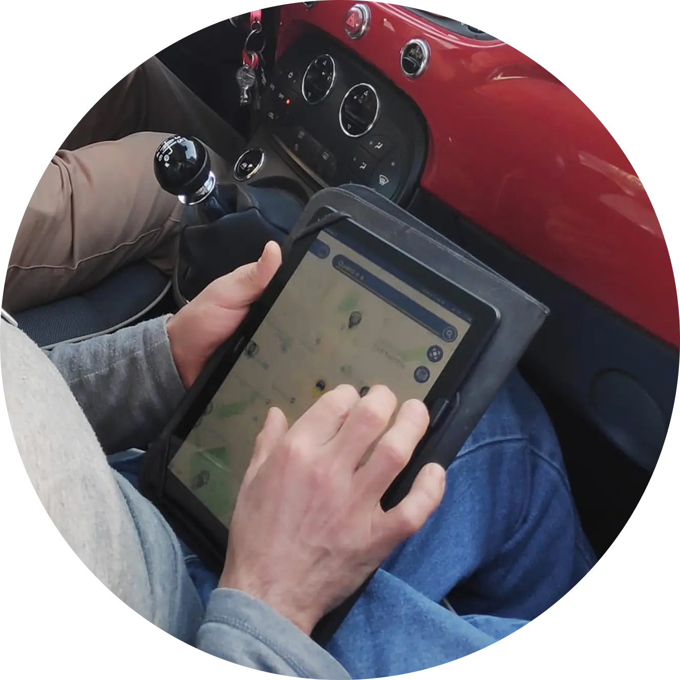 Persona che usa l'app Spot4Dis sul suo tablet